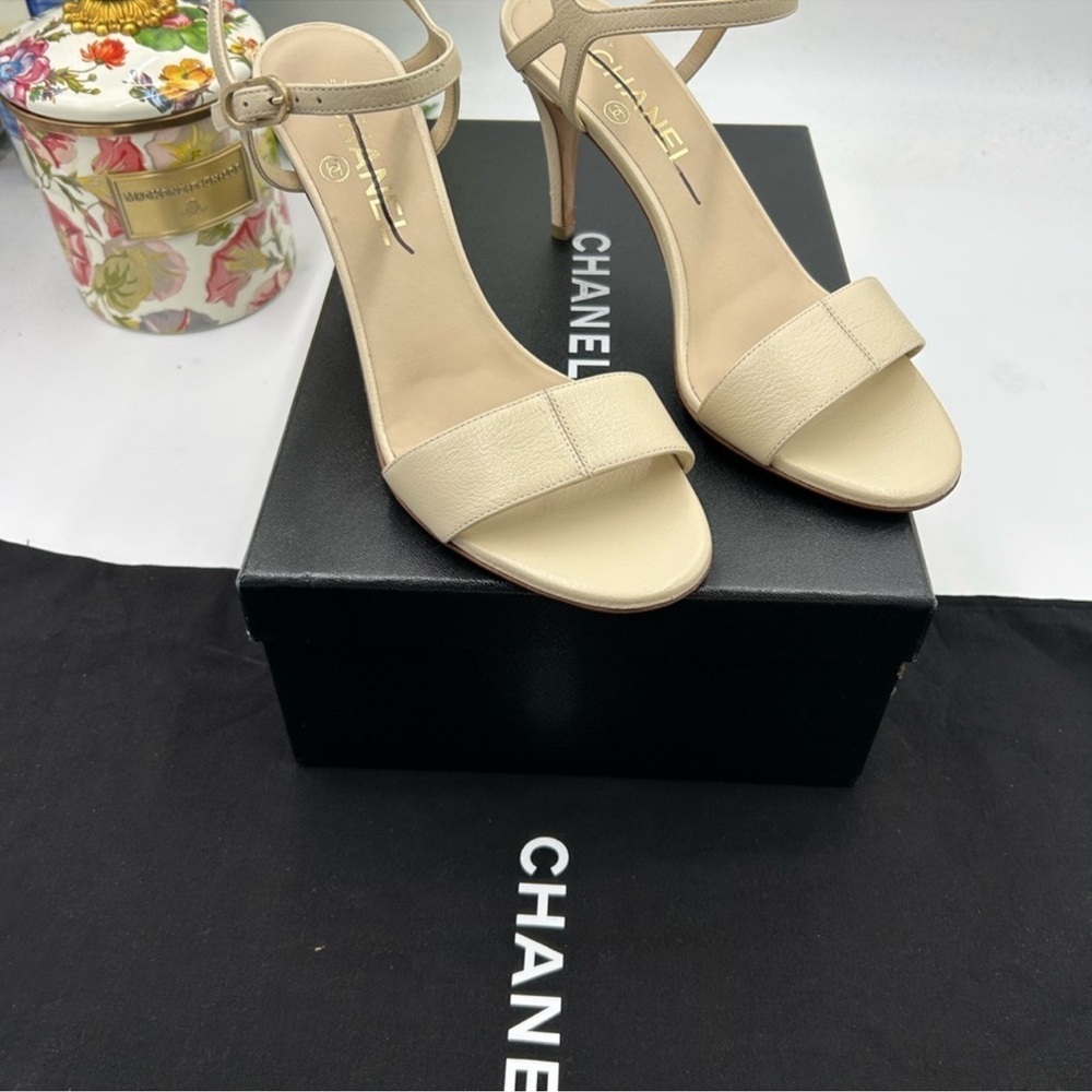 Women’s Chanel ivory leather stray sandals size 38.5 made in Italy - Picture 2 of 14